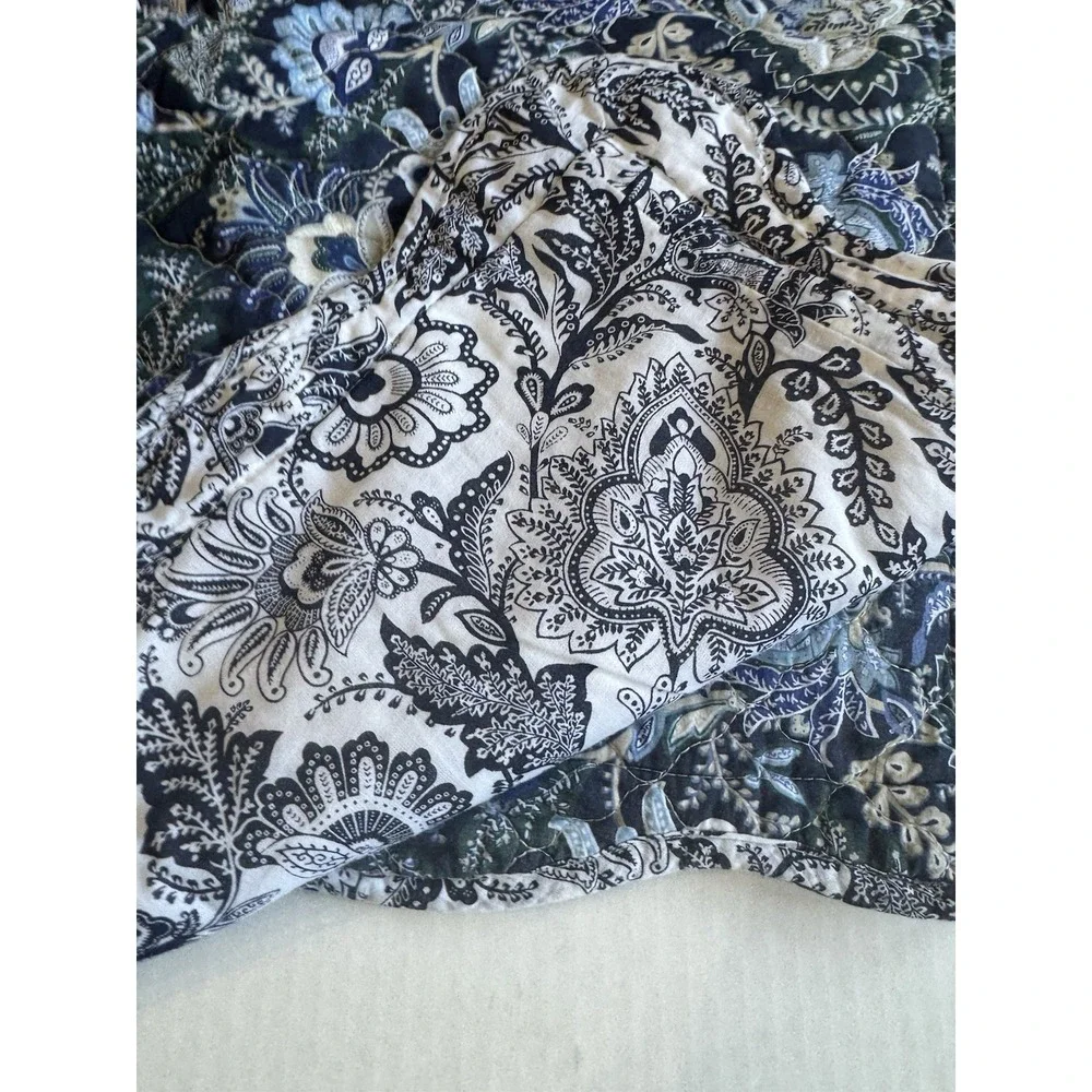 2 Vera Bradley Java Navy Paisley Standard Pillow Shams  Set Of 2 EUC